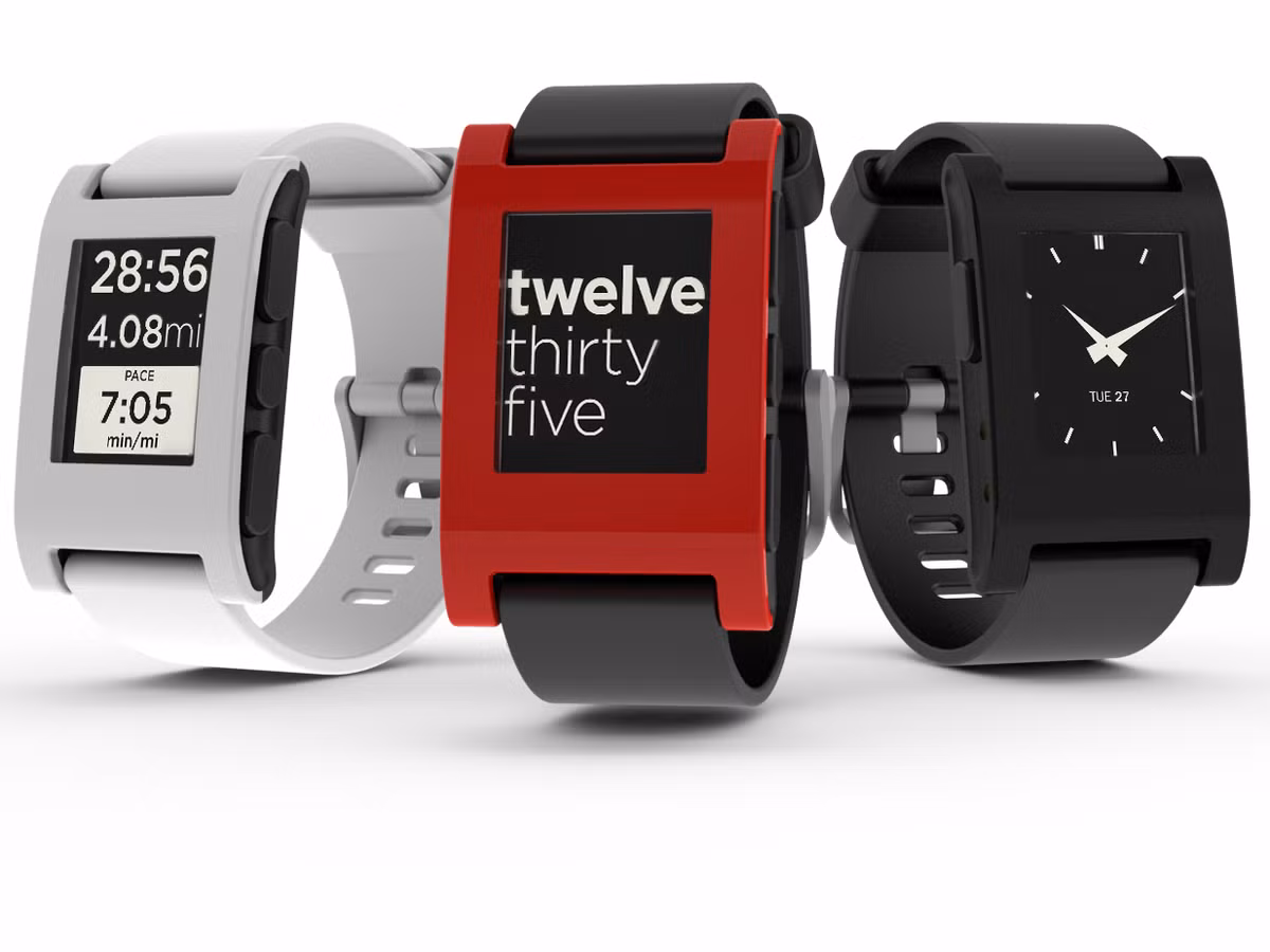 Những tín đồ công nghệ hẳn vẫn còn nhớ chiếc smartwatch Pebble ở thời điểm những năm 2010. Có thể xem đây là một thiết bị đeo kết nối với smartphone hoàn chỉnh, được bán thương mại đầu tiên sẩn xuất bởi công ty cùng tên do Eric Migicovsky sáng lập, gọi vốn từ Kickstarter năm 2012.