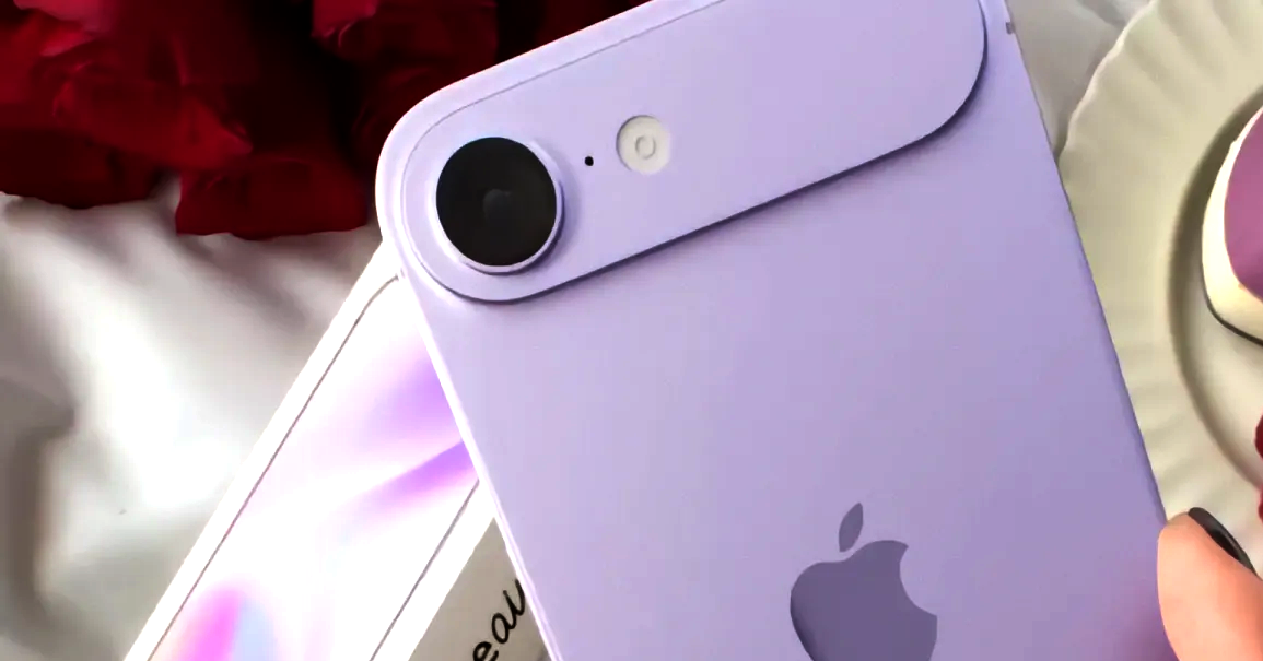  Camera đơn 48MP phía sau với thiết kế thanh: Theo các hình ảnh rò rỉ, iPhone 17 Air dự kiến khác biệt đáng kể so với các phiên bản khác ở bộ phận camera. Dòng iPhone 17 Pro vẫn cung cấp ba camera sau và mẫu iPhone 17 tiêu chuẩn có hai camera, iPhone 17 Air sẽ chỉ có một camera Fusion 48MP. 