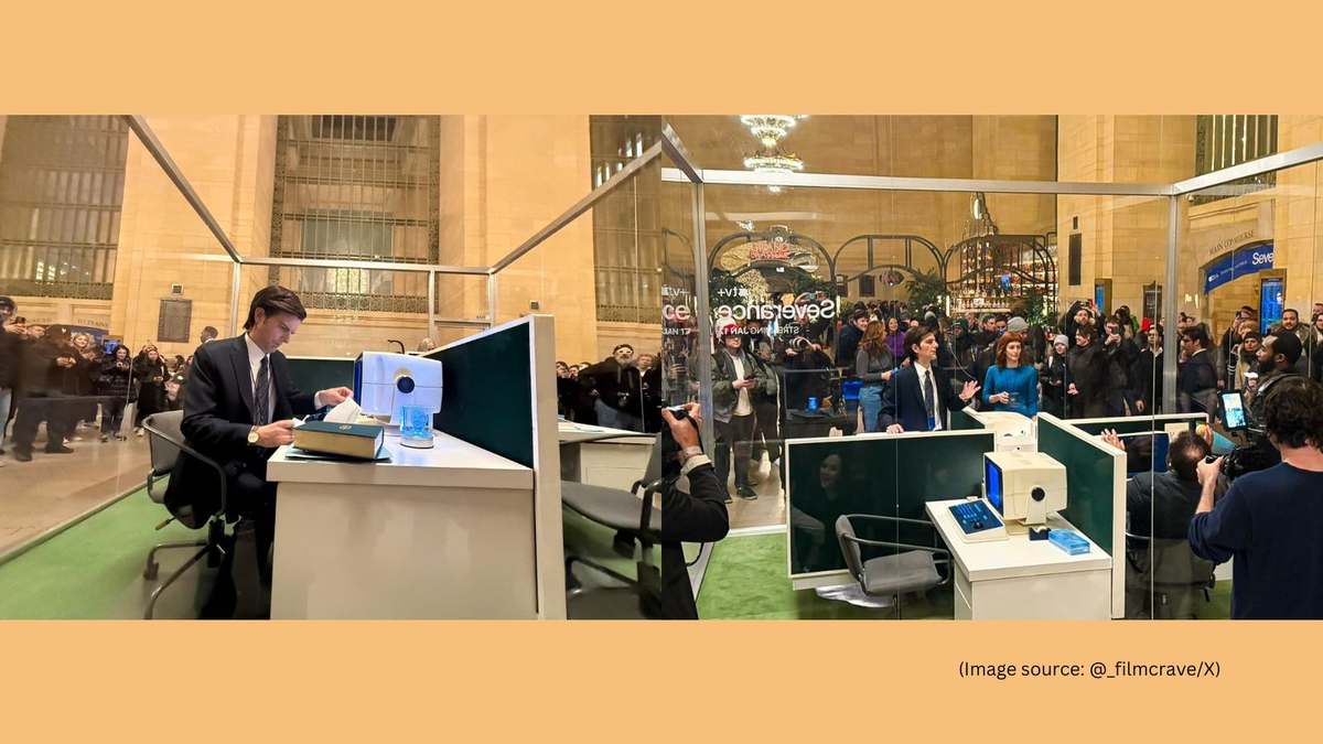 Trước đó, chiếc máy tính này cũng xuất hiện ngoài đời thực khi Apple dàn dựng một phân cảnh bộ phim này tại Nhà ga Grand Central ở New York, các diễn viên Adam Scott, Britt Lower và Zach Cherry đã xuất hiện với vai diễn Severance của họ trong một khối thủy tinh nổi giống như một ô làm việc trong văn phòng.