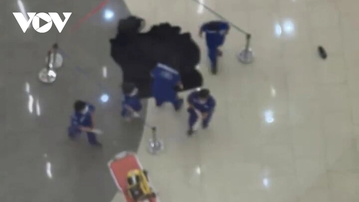 Nhân chứng kể thời khắc thiếu niên rơi từ tầng 7 TTTM Nhan chung ke thoi khac thieu nien roi tu tang 7 TTTM