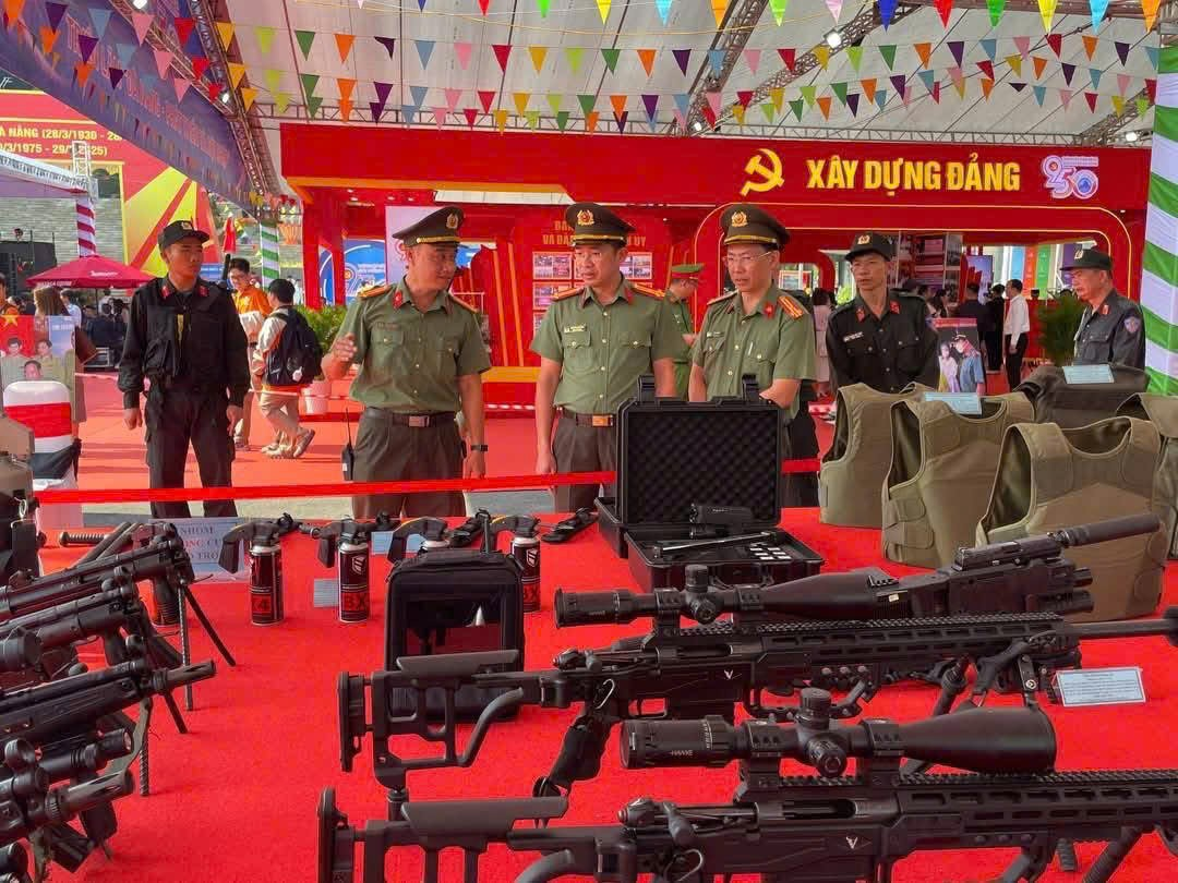 Một số vũ khí chiến thuật, công cụ hỗ trợ sử dụng cho lực lượng phòng chống bạo động, chống khủng bố.