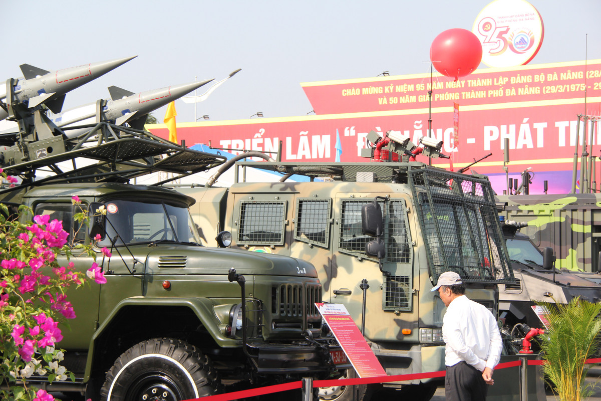  Bên cạnh đó còn khẳng định vai trò trụ cột của quốc phòng - an ninh trong sự nghiệp xây dựng và bảo vệ Tổ quốc, tạo môi trường hòa bình, ổn định cho thành phố phát triển và hội nhập. 