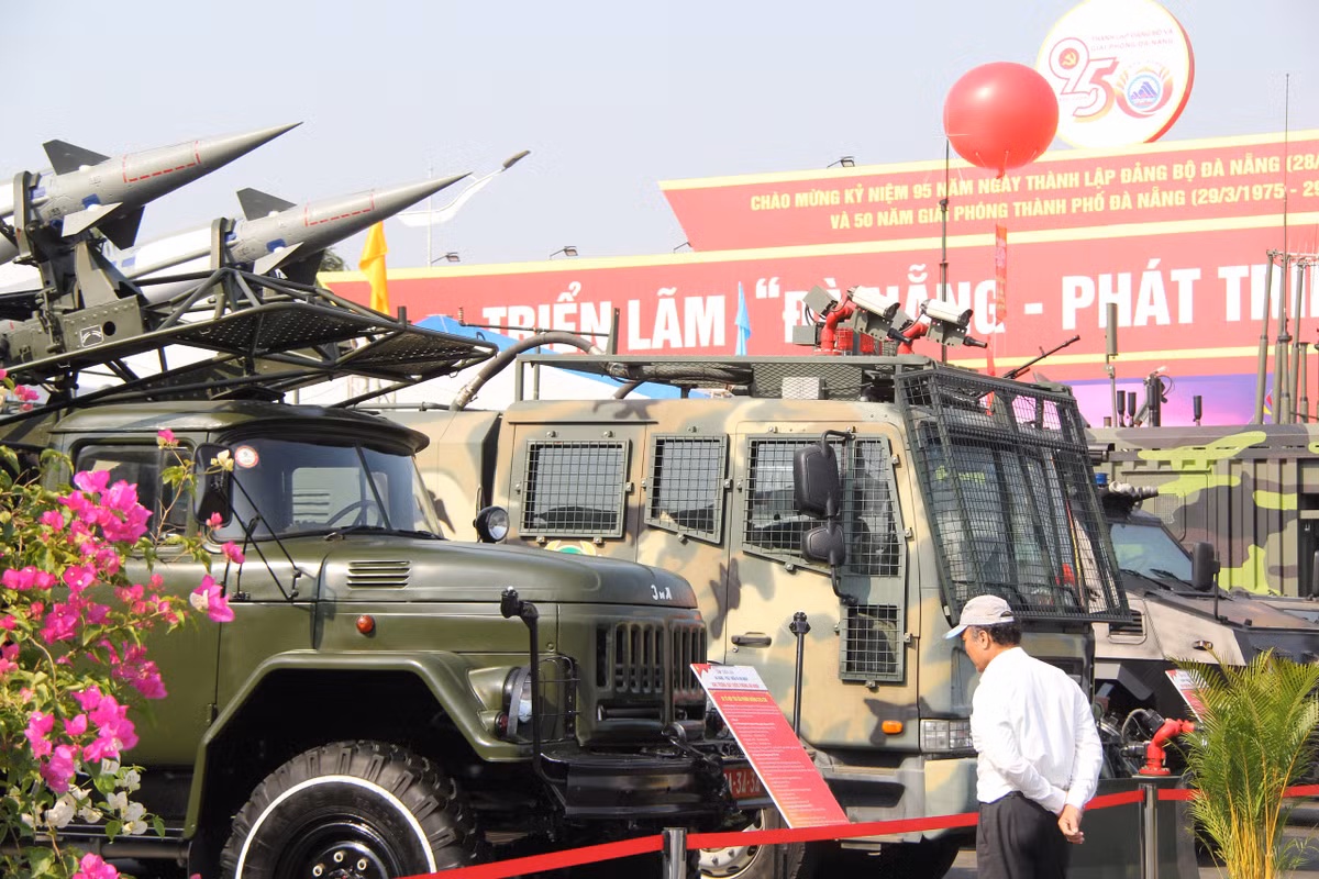  Bên cạnh đó còn khẳng định vai trò trụ cột của quốc phòng - an ninh trong sự nghiệp xây dựng và bảo vệ Tổ quốc, tạo môi trường hòa bình, ổn định cho thành phố phát triển và hội nhập. 