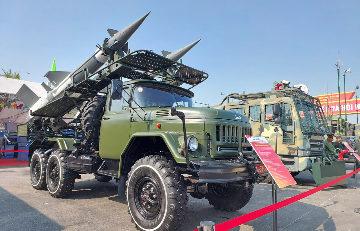  Phần lớn không gian ngoài trời được sử dụng để trưng bày các tổ hợp radar, tên lửa phòng không và các thiết bị bộ binh cơ giới, xe bọc thép... 