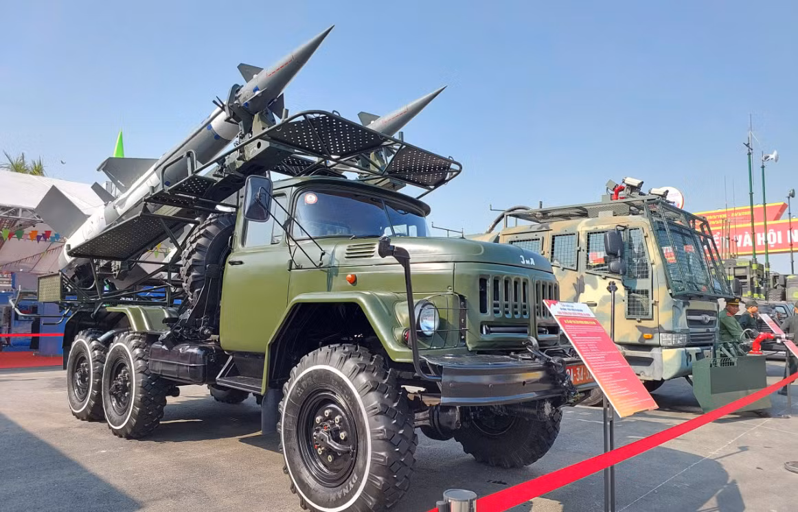  Phần lớn không gian ngoài trời được sử dụng để trưng bày các tổ hợp radar, tên lửa phòng không và các thiết bị bộ binh cơ giới, xe bọc thép... 