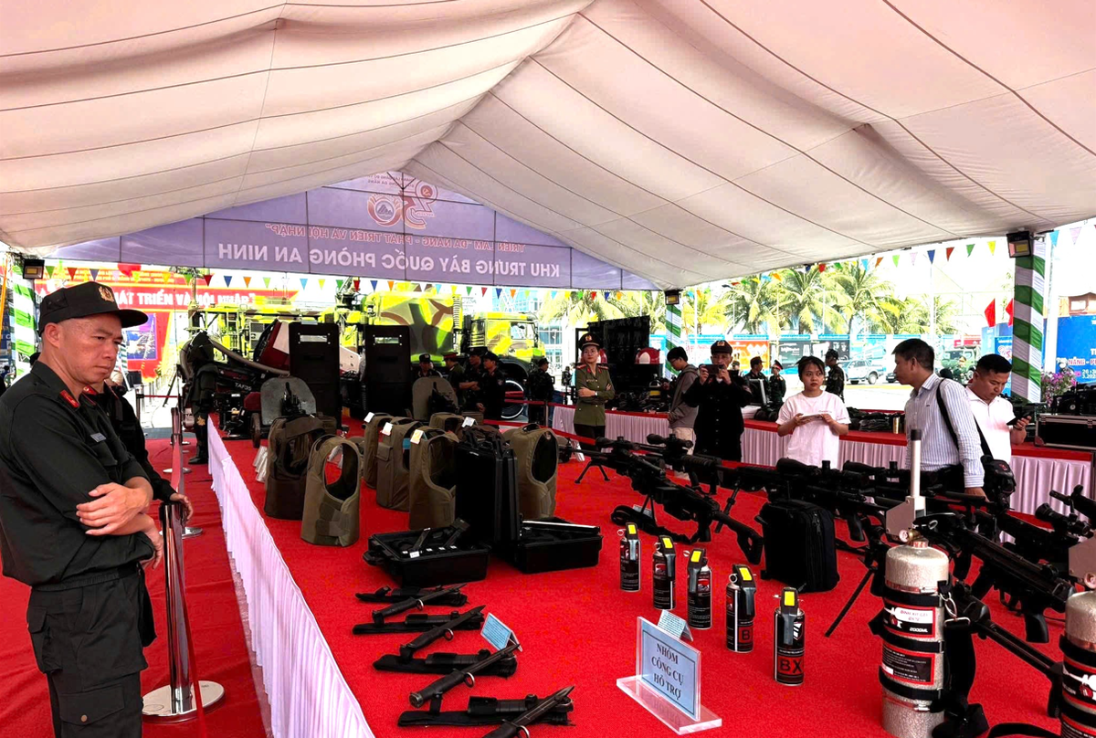 Trong đó, khu vực triển lãm Quốc phòng – An ninh chiếm vị trí quan trọng với diện tích trưng bày 3.200 m². Nhiều loại khí tài, vũ khí được trang bị trong các lực lượng vũ trang lần đầu tiên được giới thiệu đến khách tham quan và người dân.