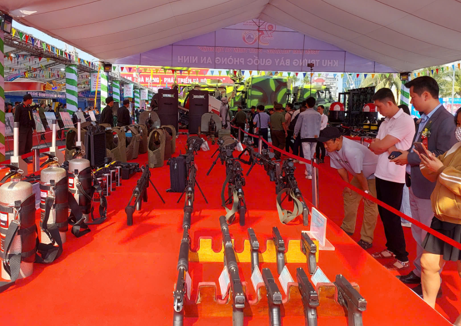  Khu vực trưng bày trong nhà dành cho nhiều phương tiện hỗ trợ, khí tài quân sự cỡ nhỏ. 