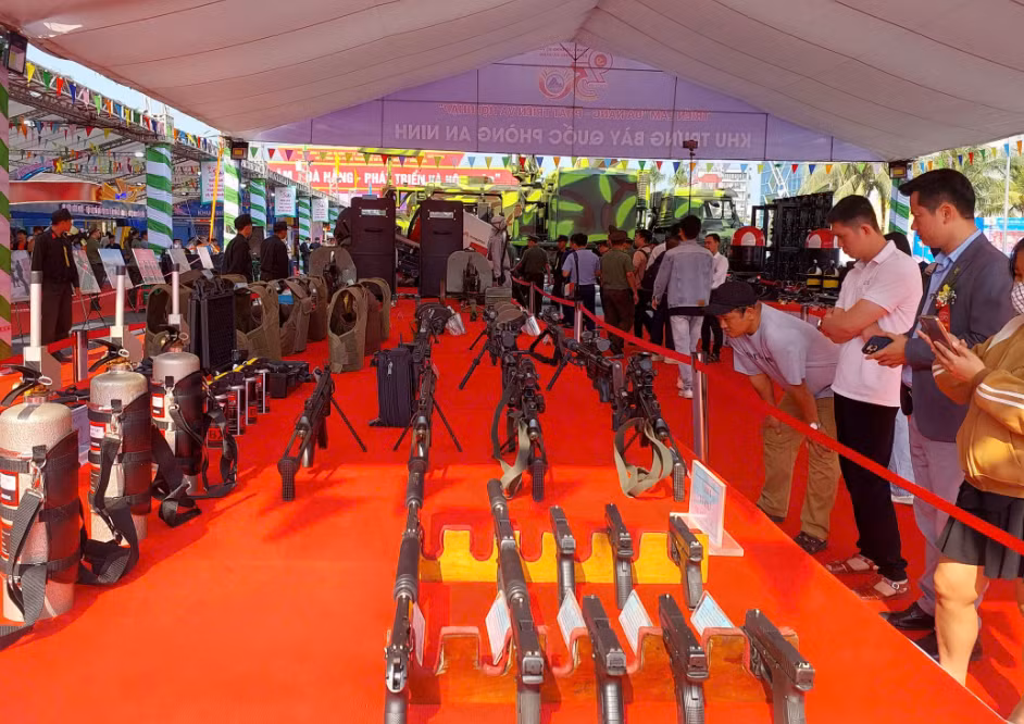 Khu vực trưng bày trong nhà dành cho nhiều phương tiện hỗ trợ, khí tài quân sự cỡ nhỏ. 