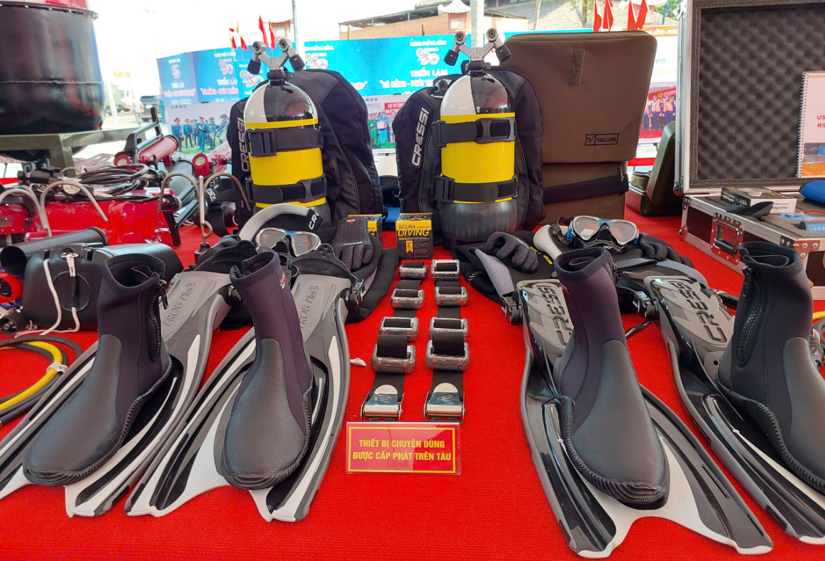 Các loại trang bị chuyên dụng cấp phát trên tàu dành cho người nhái.