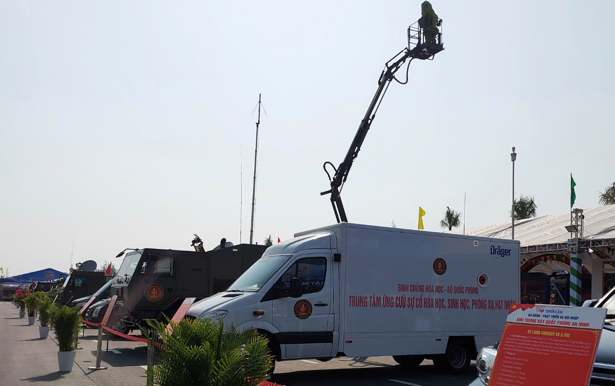 Khu trưng bày Quốc phòng – An ninh do Bộ Chỉ huy Quân sự thành phố, Công an thành phố và Bộ Chỉ huy Bộ đội Biên phòng thành phố cùng phối hợp tổ chức. 