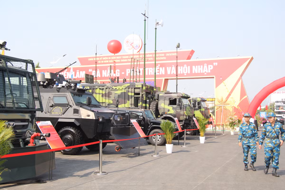 Da mat voi khi tai quan su trung bay tai Da Nang