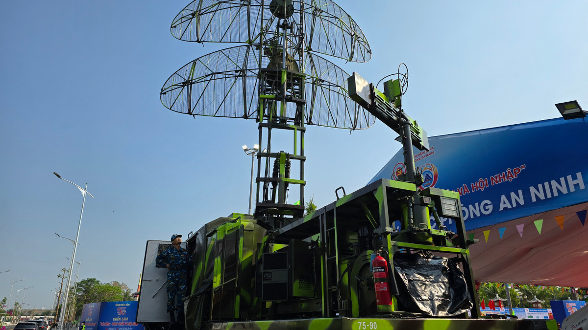  Tổ hợp radar cảnh giới đường không VRS-2DM thuộc biên chế Bộ chỉ huy Quân sự thành phố Đà Nẵng. 