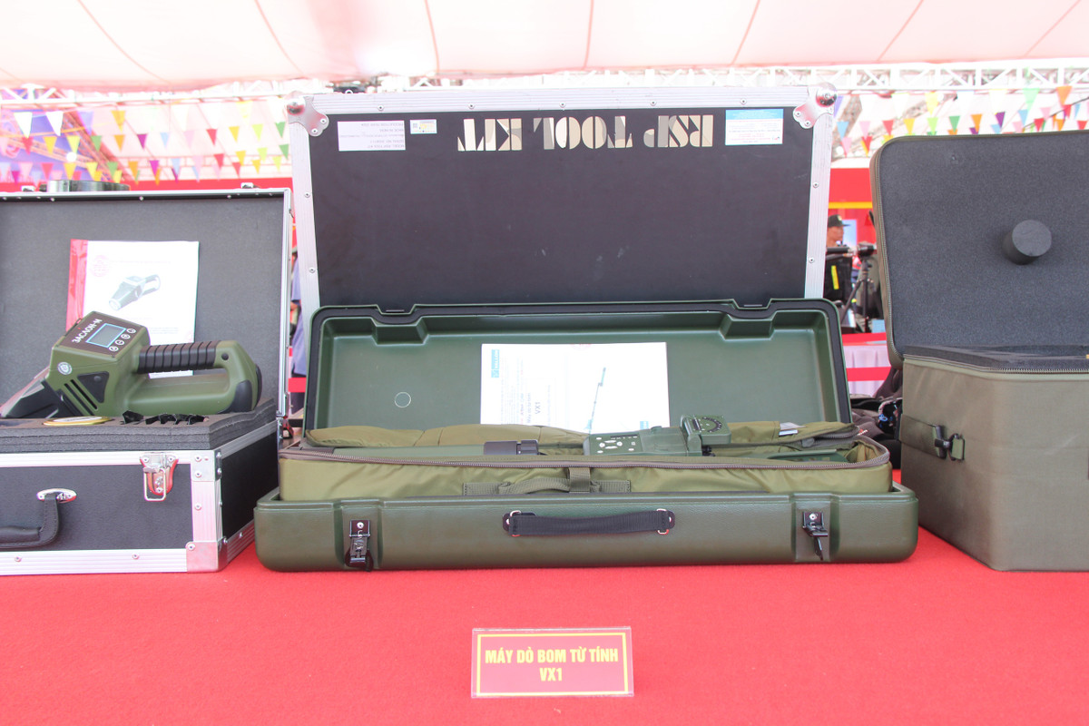 Máy dò bom từ tính