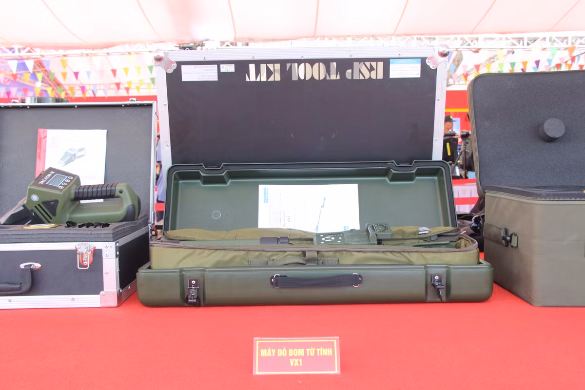 Máy dò bom từ tính