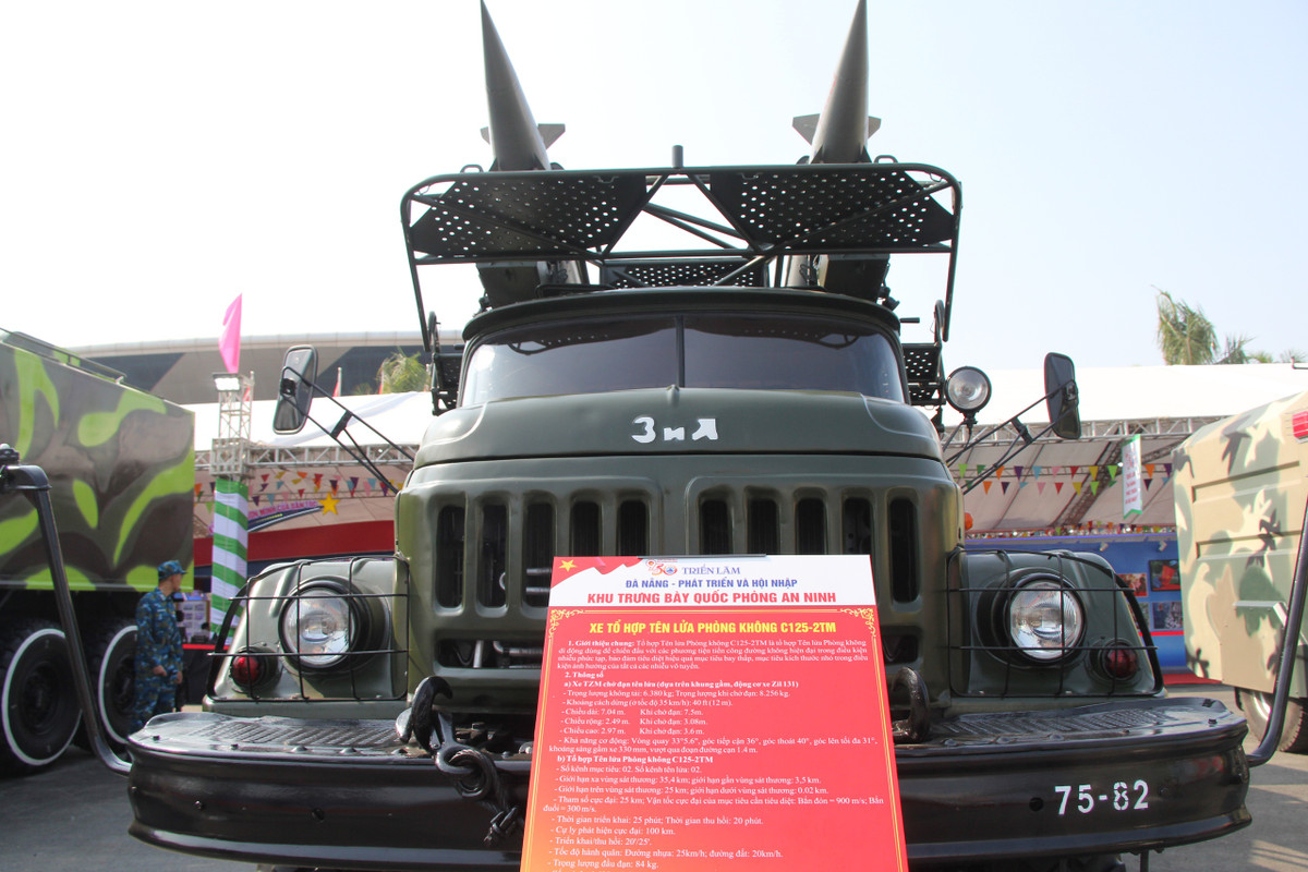  Trong ảnh là xe chở đạn tên lửa phòng không S125-2TM. Hệ thống tên lửa phòng không S125-2TM được thiết kế chống lại các phương tiện tấn công tầm thấp trong bất cứ điều kiện nhiễu vô tuyến. Xe chở đạn dựa trên khung gầm Zil-121, mang theo 2 đạn tên lửa. 