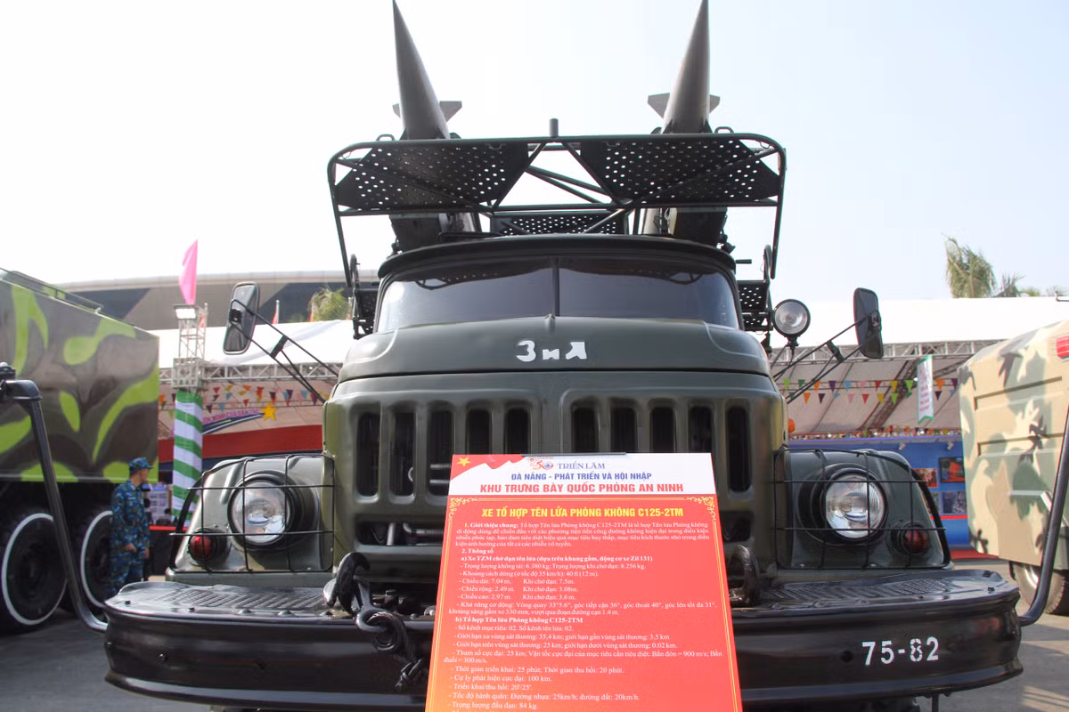  Trong ảnh là xe chở đạn tên lửa phòng không S125-2TM. Hệ thống tên lửa phòng không S125-2TM được thiết kế chống lại các phương tiện tấn công tầm thấp trong bất cứ điều kiện nhiễu vô tuyến. Xe chở đạn dựa trên khung gầm Zil-121, mang theo 2 đạn tên lửa. 