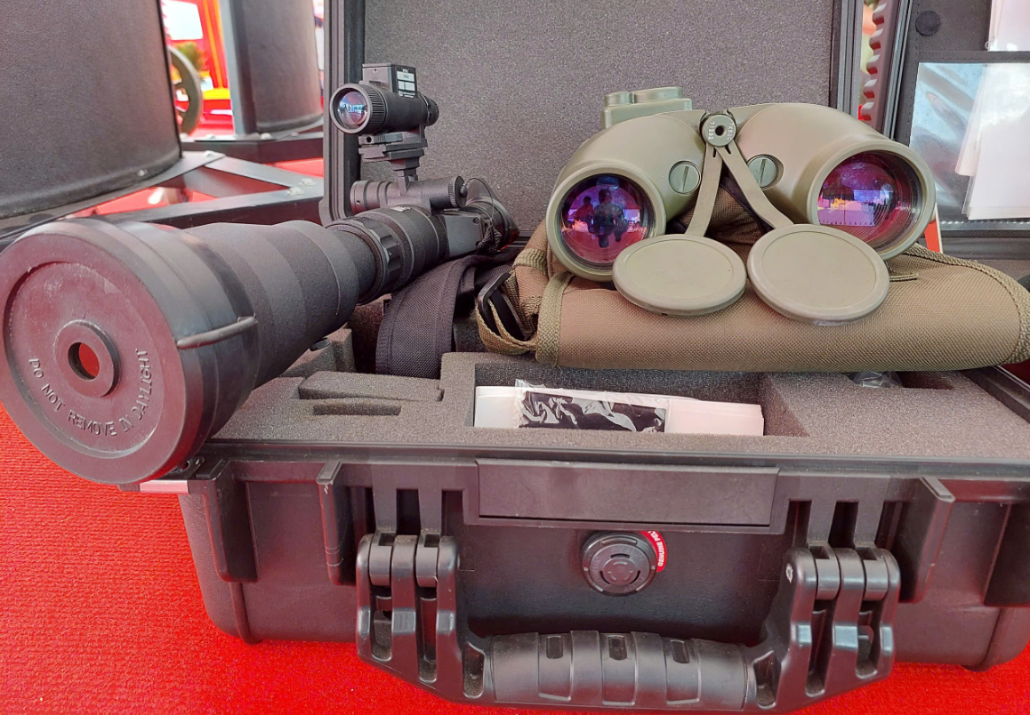 Thiết bị quan sát chuyên dụng, sử dụng hồng ngoại để quan sát ban đêm, trang bị cho các tổ phòng chống khủng bố, giải cứu con tin, tấn công trấn áp tôi phạm và tìm kiếm cứu nạn của lực lượng Cảnh sát.