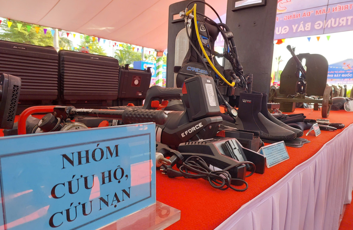 Nhóm các thiết bị hỗ trợ tìm kiếm cứu nạn như là máy dò phát hiện sự sống, các thiết bị cung cấp dưỡng khí cho nạn nhân bị mắc kẹt v.v..