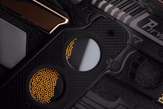 Điểm nhấn đặc biệt của sản phẩm là chi tiết mạ vàng cùng họa tiết báng súng, gợi nhớ đến kho vũ khí biểu tượng trong loạt phim John Wick. Đáng chú ý, báng súng còn tích hợp đồng hồ cát, tái hiện sự đếm ngược trong các pha hành động của nhân vật.