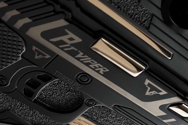  Mỗi chi tiết của máy được thiết kế để truyền tải sức mạnh và độ chính xác, giống như trang bị của một sát thủ chuyên nghiệp.