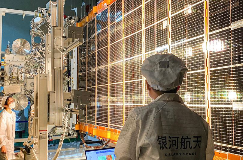 Vệ tinh được trang bị hệ thống “kết hợp năng lượng không gian” hợp nhất nhiều chùm tia vi sóng ở giữa không gian. Qua đó cho phép nó đạt được mức phát xạ radar cao, ổn định có thể xuyên qua lớp mây và bóng tối trong khi vẫn duy trì độ phân giải cao.