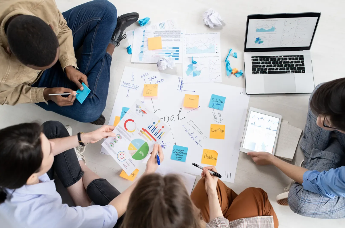 "Mọi lao động nên thử nghiệm các công cụ AI", Seamans khuyến nghị. "Hãy khám phá chúng, tìm hiểu điểm mạnh, điểm yếu và cách chúng có thể hỗ trợ công việc của bạn". Việc này không chỉ giúp duy trì lợi thế cạnh tranh mà còn mở ra cơ hội phát triển mới.