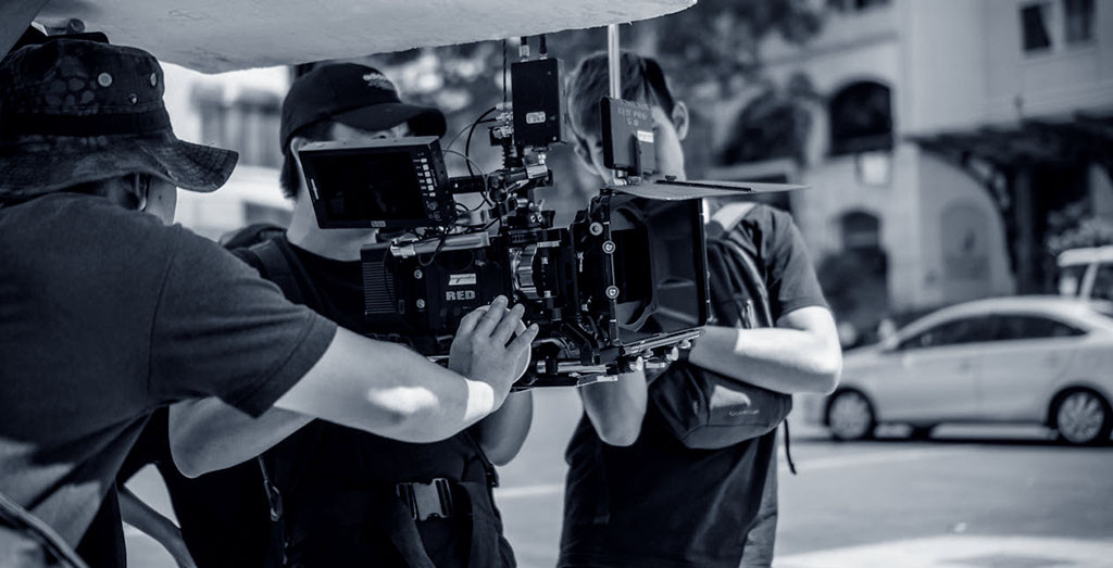  Nhà quay phim: Dù AI đang thay đổi cách sản xuất video, nhưng nhu cầu về nội dung video vẫn không ngừng tăng. Do đó, công việc quay phim và sản xuất nội dung video sẽ tiếp tục tăng trưởng ở mức trung bình.