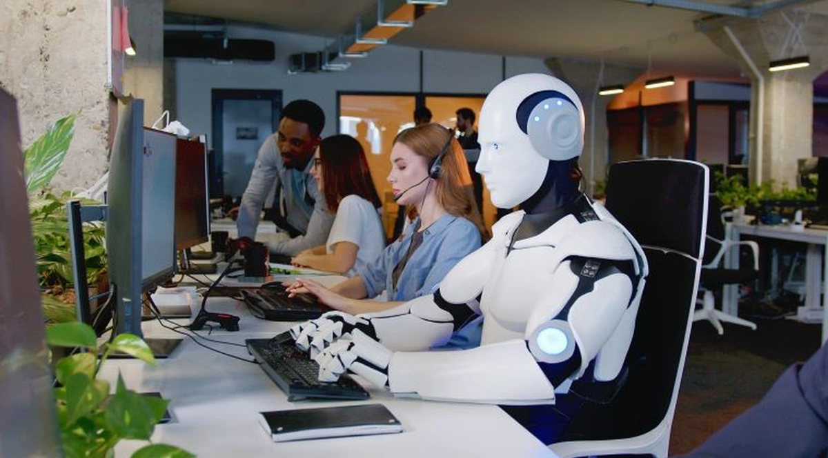 Theo dự báo của Diễn đàn Kinh tế Thế giới, dù AI có thể làm biến mất hơn 80 triệu việc làm vào năm 2027 nhưng đồng thời nó cũng tạo ra 69 triệu cơ hội mới. Điều này cho thấy giá trị bền vững của những công việc đòi hỏi sự sáng tạo, trí tuệ cảm xúc và khả năng thích ứng.