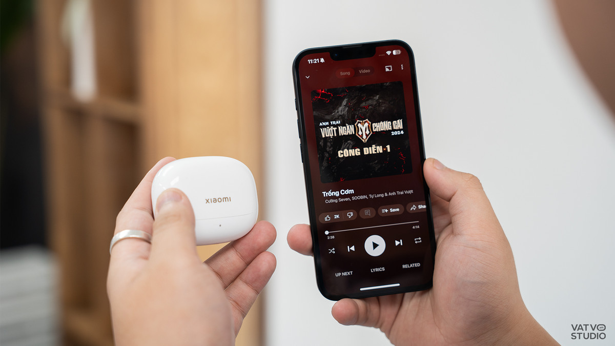 Xiaomi Buds 5 Pro kết nối qua Bluetooth 5.4, hỗ trợ Snapdragon Sound với aptX Lossless (48kHz / 24bit), cho tốc độ lên đến 2,1 Mbps. Đồng thời, Xiaomi cũng hợp tác với đội ngũ Golden Ears của Harman để tinh chỉnh âm thanh nhằm mang đến trải nghiệm nghe nhạc tốt hơn. Ảnh: VVS