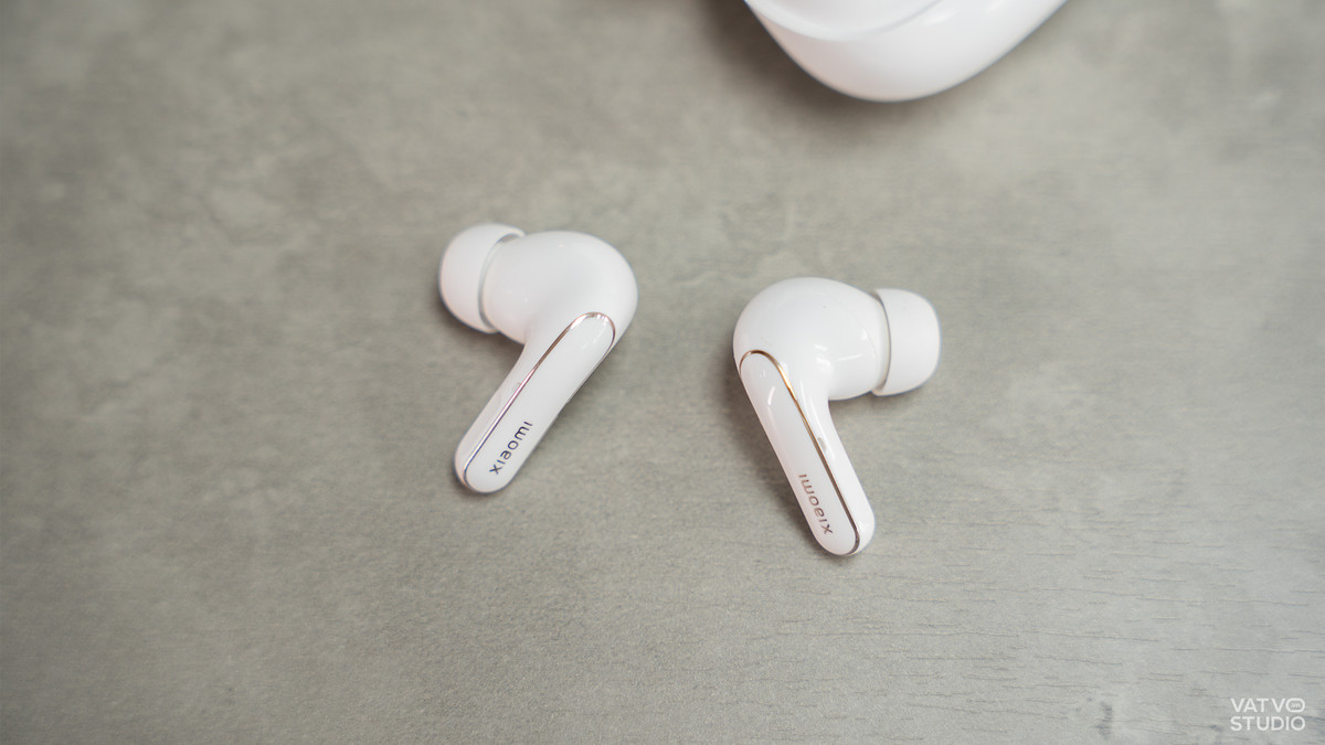 Tổng trọng lượng của tai nghe đạt 53 gram, bao gồm 6,5 gram cho mỗi bên tai nghe. Các tai vẫn sử dụng thao tác điều khiển bằng cách bóp ở phần thân, khá dễ làm quen và hoạt động tốt trong nhiều điều kiện khác nhau. Ảnh: VVS