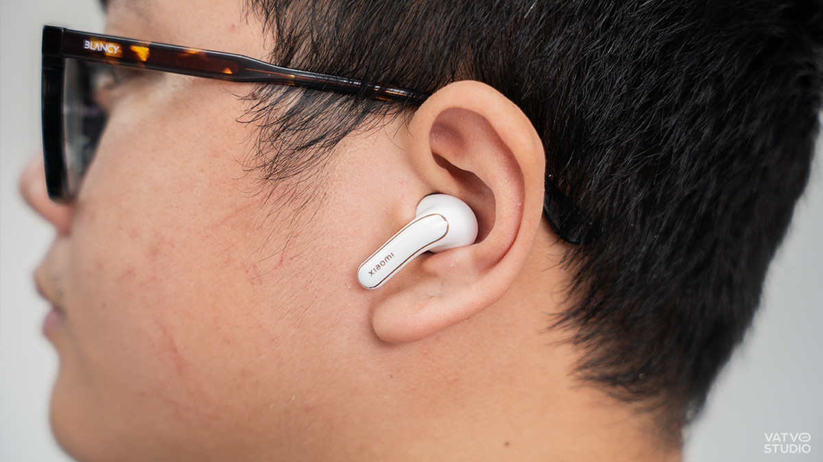 Về cảm giác đeo, Buds 5 Pro mang lại trải nghiệm rất thoải mái và chắc chắn. Hai bên tai nghe được thiết kế ôm sát tai, phần cuống có độ dài vừa đủ, không gây khó chịu khi đeo trong thời gian dài. Xiaomi vẫn giữ nguyên chuẩn chống nước và bụi IP54 sử dụng trong môi trường ẩm ướt hoặc khi tập thể thao. Ảnh: VVS