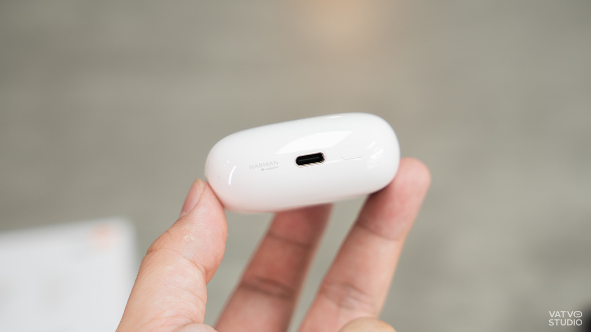 Xiaomi Buds 5 Pro có phiên bản 2 phiên bản hỗ trợ Bluetooth và hỗ trợ kết nối Wi-Fi. Với công nghệ truyền âm thanh Wi-Fi thế hệ mới, sản phẩm cho tốc độ truyền tải dữ liệu lên đến 4,2 Mbps, gấp đôi so với Bluetooth truyền thống. Ảnh: VVS