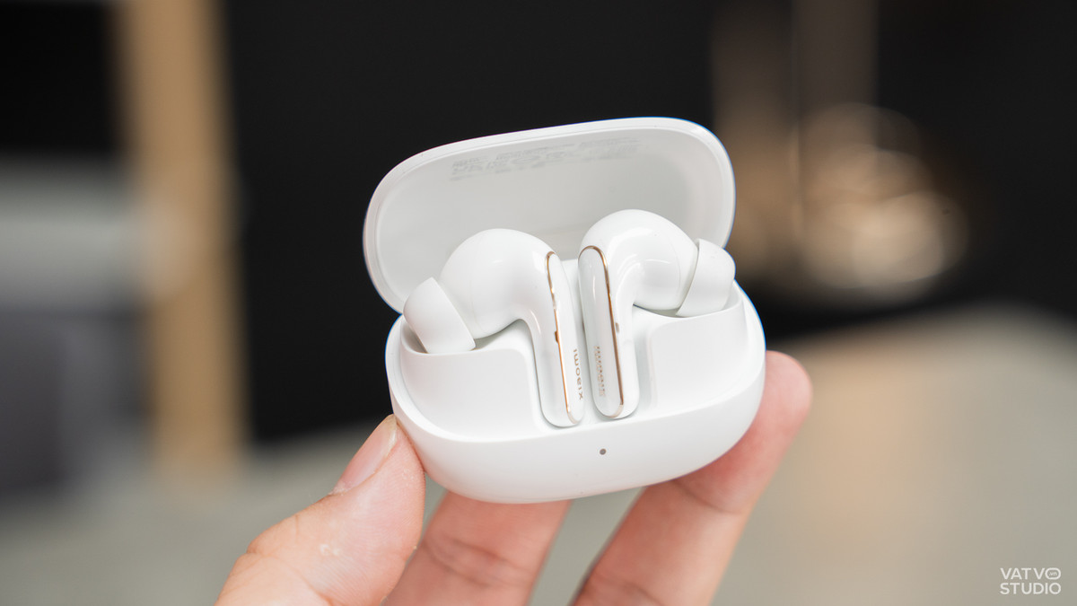 Về thiết kế, Xiaomi Buds 5 Pro có nhiều điểm tương đồng với phiên bản Buds 5 tiêu chuẩn, nhưng sử dụng thiết kế in-ear với nút tai silicon truyền thống. Phiên bản mình trên tay có màu Trắng, nổi bật với lớp nhựa trắng bao phù bên ngoài và được làm bóng bẩy. Ảnh: VVS