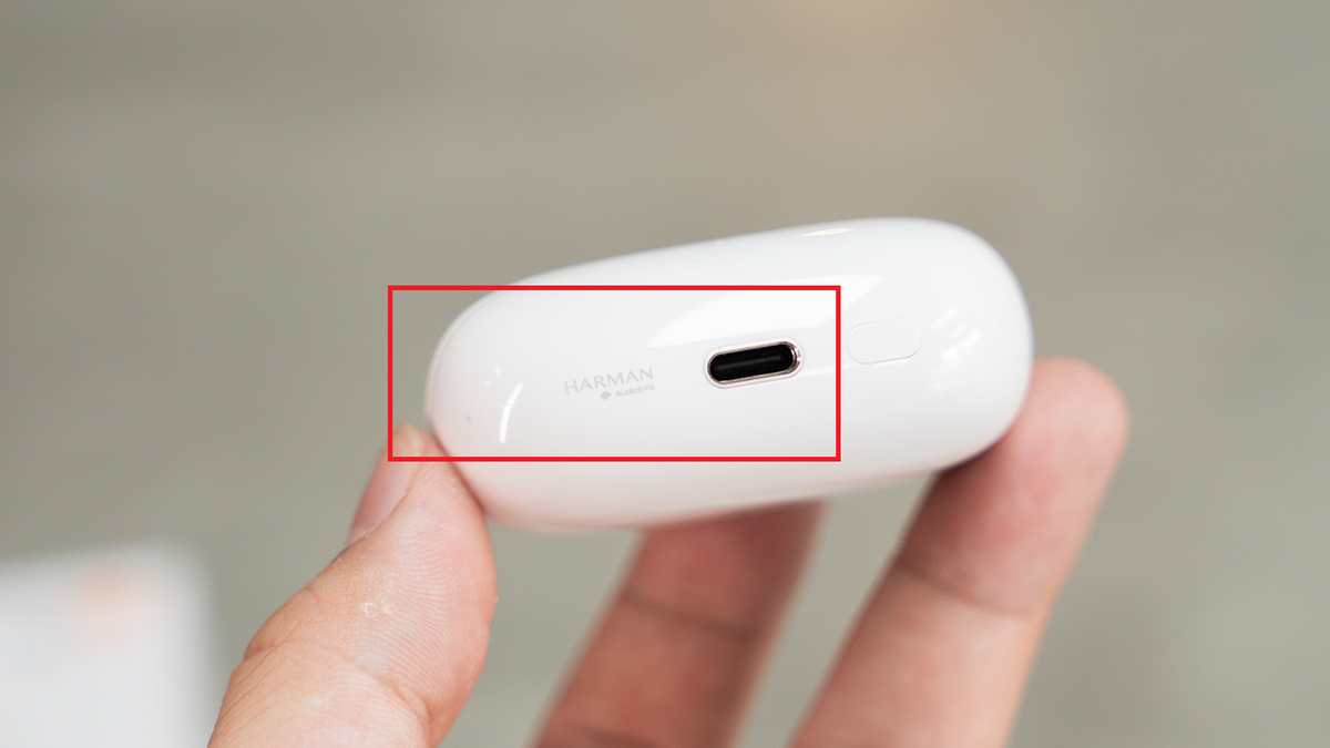 Chính sự hợp tác này mang đến cho chiếc Xiaomi Bud 5 Pro logo của Harman bên dưới đáy hộp sạc. Người dùng có thể điều khiển hoạt động của Xiaomi Buds 5 Pro thông qua ứng dụng Xiaomi Earbuds. Ứng dụng cung cấp khả năng tuỳ biến đa dạng, chẳng hạn như gán các thao tác vuốt – chạm, điều chỉnh chống ồn hay EQ.