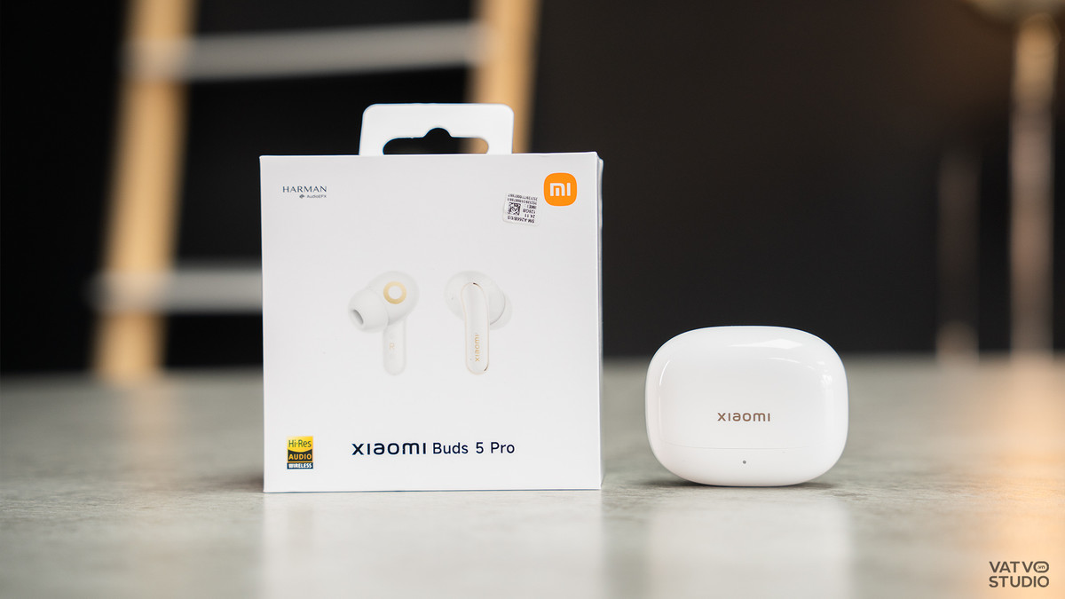 Với mức giá niêm yết từ 5,29 triệu đồng, tai nghe Xiaomi Bud 5 Pro mang đến một loạt tính năng cao cấp như hệ thống 3 driver, chống ồn chủ động thích ứng, hỗ trợ aptX Lossless, kết nối đa thiết bị và theo dõi chuyển động đầu. Ảnh: VVS