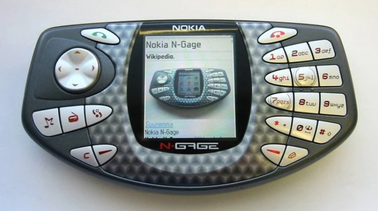 Nokia tham vọng kết hợp máy game với điện thoại cho N-Gage vào năm 2003, nhưng cuối cùng 300$ lại chẳng làm tốt được mặt nào. Để thay đổi thẻ game, người dùng phải tháo cả pin ra, loa thoại đặt ở cạnh bên buộc người dùng phải áp chiếc điện thoại ngang vào mặt khi gọi điện, khiến nó bị chế giễu là “điện thoại bánh taco”.