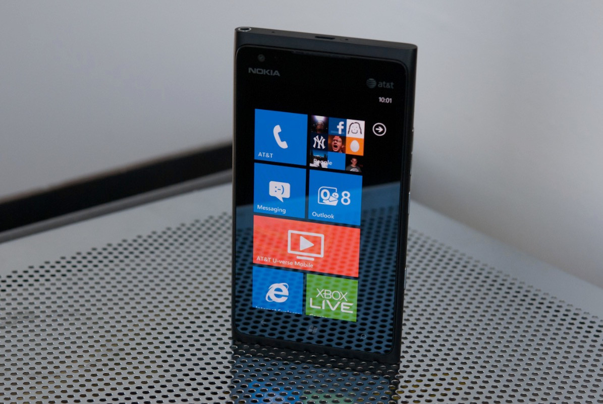 Nokia Lumia 900 ra mắt như một flagship của hệ điều hành Windows Phone 7, nhưng chỉ 2 tháng sau, Microsoft "phán" luôn nó không được cập nhật lên Windows Phone 8. Đã vậy, Lumia 900 còn gặp lỗi nghiêm trọng không thể kết nối data. Phản bội người dùng đến thế là cùng.