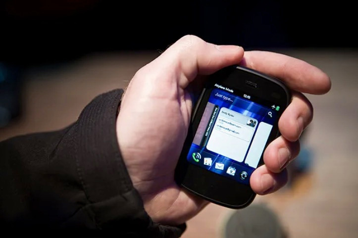 HP Veer là một trong những nỗ lực cuối cùng của Palm trước khi WebOS biến mất. Màn hình 2,6 inch với độ phân giải 320×400, bàn phím trượt ra 4.7cm. Dường như Palm muốn tạo ra một mô hình lưu niệm cho sự kết thúc của họ sau đó 3 tháng.