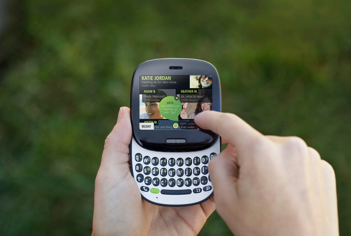 Lại là Microsoft, họ chi hơn 1 tỷ USD để phát triển Kin One và Kin Two, nhưng dòng sản phẩm này bị hủy bỏ chỉ 48 ngày sau khi ra mắt. Họ bán ra và ép buộc người dùng mua gói cước 70$/tháng nhưng thiếu loạt tính năng quan trọng. 1 tháng sau, chúng được ...cho không nhưng cũng chẳng ai thèm và khai tử sau đó vài hôm.