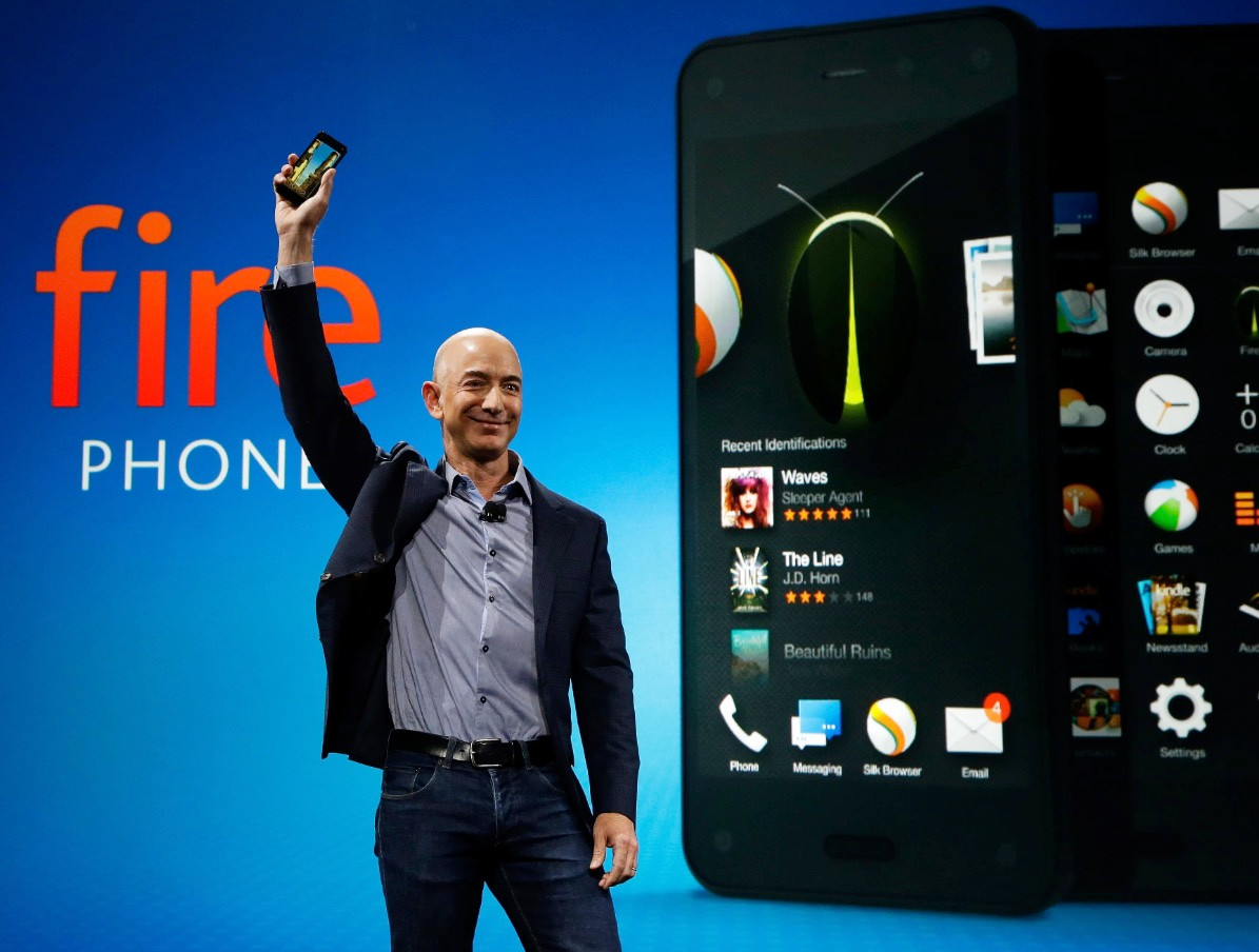 Amazon Fire Phone là một thất bại đắt đỏ với số tiền lỗ lên tới 170 triệu USD chỉ sau ba tháng. Nó trang bị tính năng Dynamic Perspective sử dụng 4 camera hồng ngoại để theo dõi chuyển động đầu, nhưng không mang lại lợi ích thực tế. Giá cao, ứng dụng ít, nó trở thành bài học đau đớn về việc không phải công ty công nghệ nào cũng có thể thành công trong lĩnh vực smartphone.