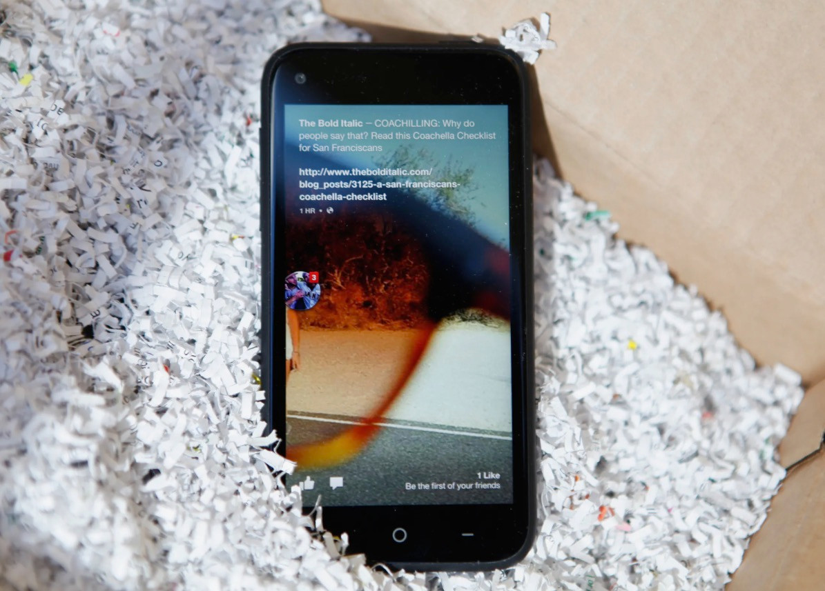 HTC First là sản phẩm hợp tác với Facebook, chạy giao diện Facebook Home nhằm biến mạng xã hội này thành trung tâm trải nghiệm điện thoại. Mở máy ra là bảng tin Facebook "tuôn chảy" khiến nó tụt pin nhanh hơn 20%. Đến Mark Zuckerberg cũng thừa nhận F phone là một sai lầm.