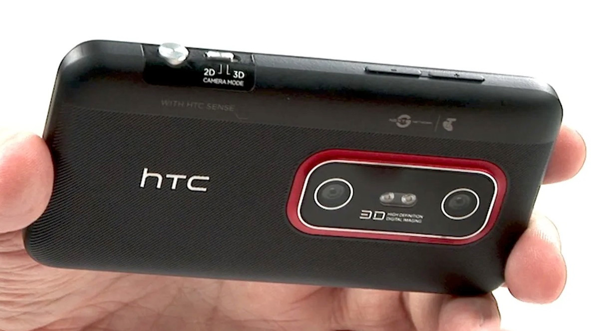 HTC EVO 3D cố gắng mang công nghệ màn hình 3D không kính lên điện thoại, nhưng phải dí sát mặt vào để có thể xem. Nó cũng quay được video 3D nhưng chỉ coi được trên nó và TV siêu đắt. Xu hướng 3D biến mất cùng với thất bại của mẫu smartphone này.