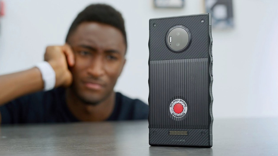 RED, hãng chuyên sản xuất máy quay cao cấp, bước chân vào thị trường smartphone với Hydrogen One và hứa hẹn mang lại trải nghiệm hiển thị “holographic” đột phá. Holo thì giả tạo, kích thước thì to như ...cái bàn là, vi xử lý yếu, giá lại cao khiến nó chết yểu sau 1 năm.
