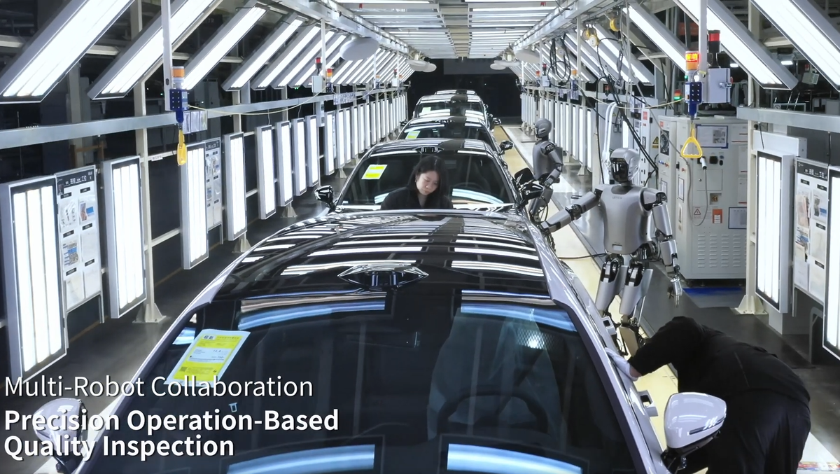 Trong toàn bộ cảnh quay mà video cung cấp, vẫn có sự xuất hiện của con người ở một số công đoạn ở các khu vực mà những chiếc ô tô điện đã gần hoàn thiện.