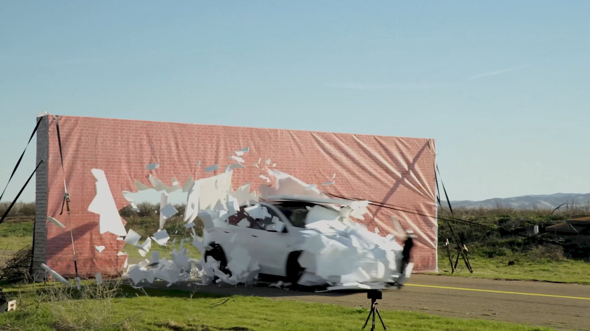 Điều bất ngờ đã xảy ra khi xe đã không tự động dừng lại, khiến người xem tỏ ra rất bất ngờ xen lẫn lo lắng khi sử dụng tính năng này trên xe Tesla.