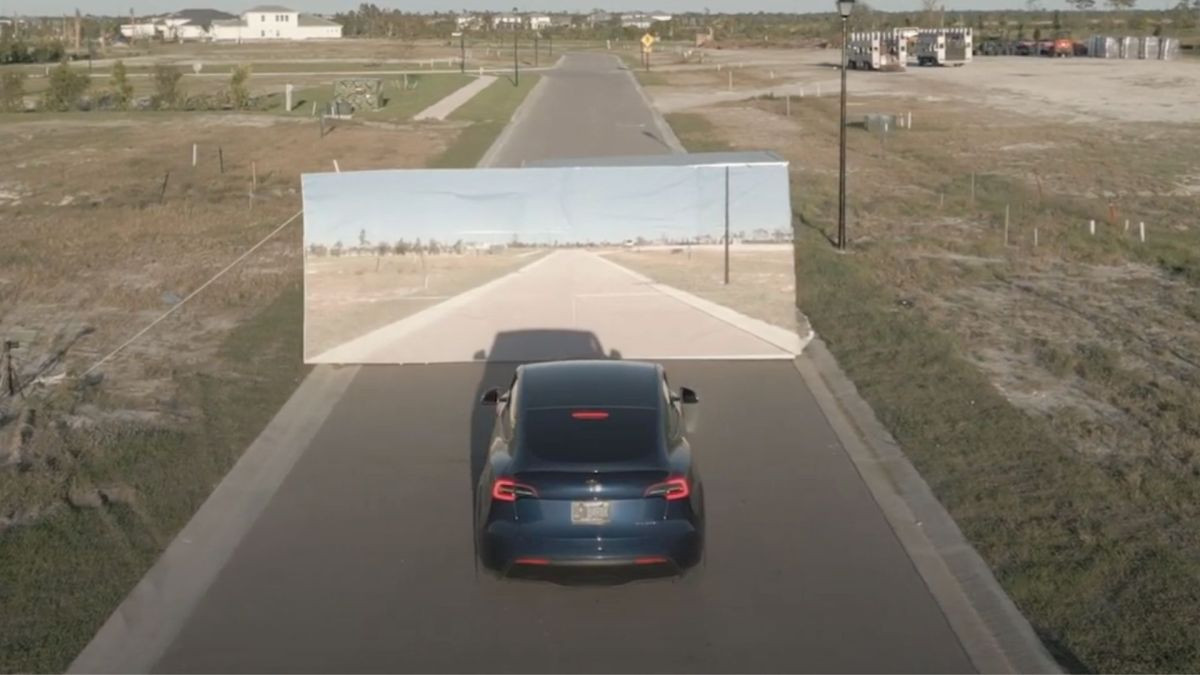 Một nhà sáng tạo nội dung khác có tên Kyle Paul cũng có ý tưởng tương tự với việc đăng tải video thử nghiệm tính năng FSD trên 2 dòng xe, gồm một chiếc Model Y được trang bị hệ thống HW3 và một chiếc Cybertruck đi kèm hệ thống camera HW4.