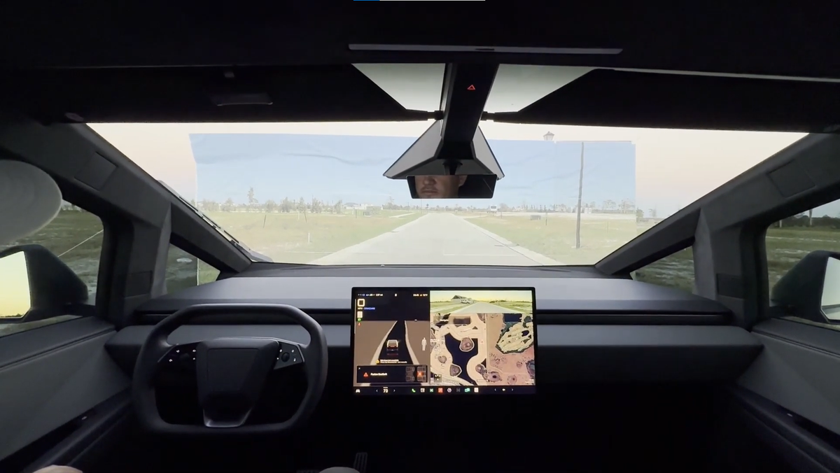 Chiếc xe bán tải của Tesla đã phát hiện ra bức tường giả và giảm tốc độ cho đến khi dừng hẳn. Điều này cho thấy hệ thống FSD của xe đã có sự cải thiện rõ rệt khi nâng cấp lên các phiên bản mới hơn.