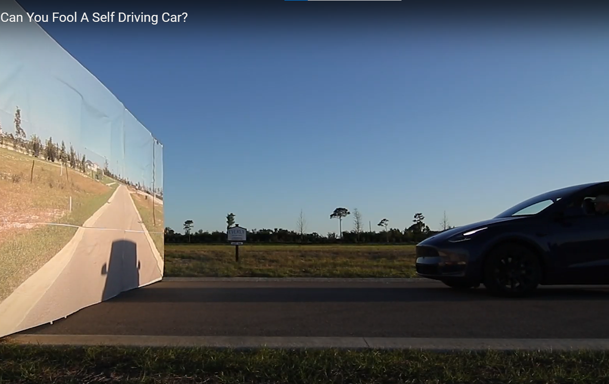 Tiếp đó, trong video của Paul, chiếc Tesla Model Y với FSD phiên bản 12.5.4.2 cũng không thể hiện tốt hơn. Paul đã buộc phải đạp phanh xe trước khi nó đâm vào bức tường giả. Tuy nhiên, bài kiểm tra mẫu Cybertruck với FSD phiên bản 13.2.8 của Paul đã có kết thúc tốt hơn.