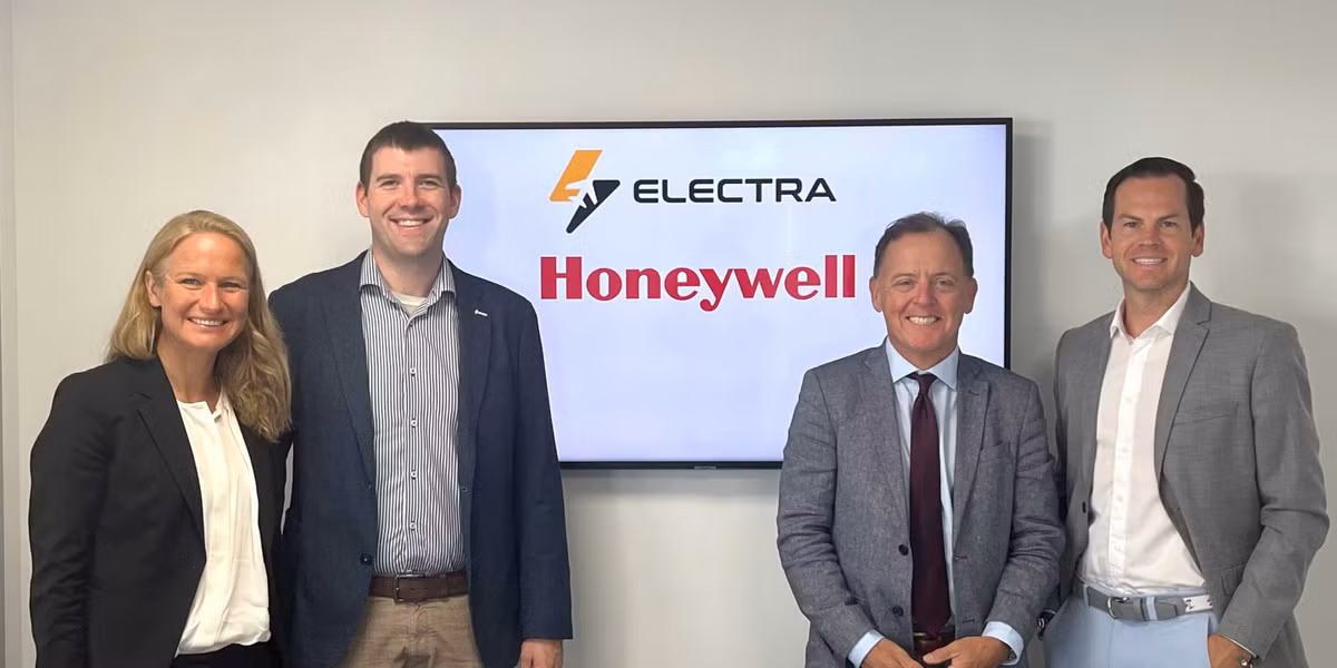 Phản ứng từ ngành hàng không toàn cầu là rất lớn, họ ký với Electra nhiều hợp đồng đặt hàng giá trị. Electra được coi là một yếu tố thay đổi cuộc chơi thực sự và họ đang sử dụng khả năng cất cánh siêu ngắn của nó để mở ra các tuyến đường mới ở những khu vực có giới hạn về không gian và tiếng ồn.