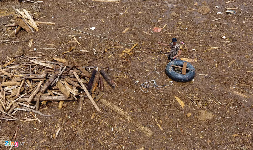 Từ sáng nay, 4/8, hàng trăm người ở các xã Chế Cu Nha, Mồ Dề... thi nhau vớt. Họ dùng phao bơi, hoặc đóng tre thành mảng bè ra giữa lòng hồ, nơi có nhiều khúc gỗ lớn.